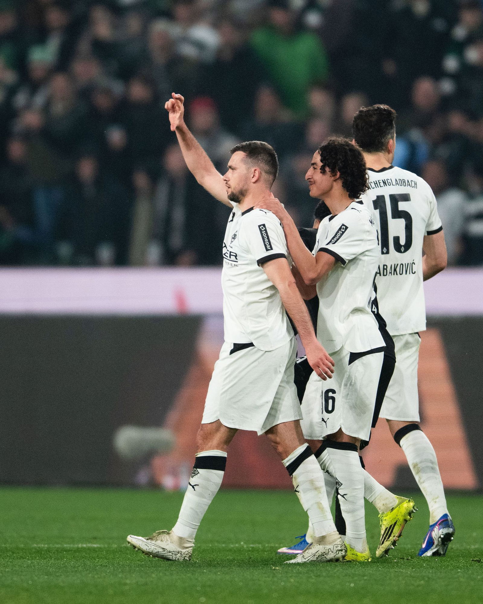 Kunstschütze Stöger jubelt über sein Traumtor zum 1:0. 