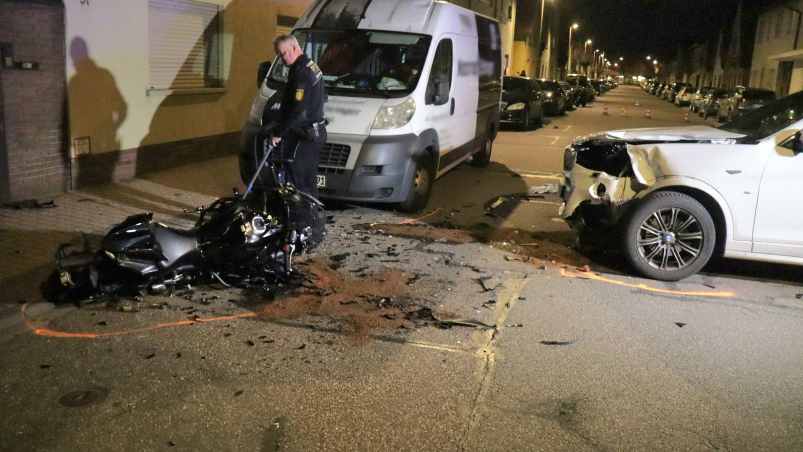 Bei der Kollision wurde der 19-Jährige von seinem Motorrad auf einen geparkten Transporter geschleudert.