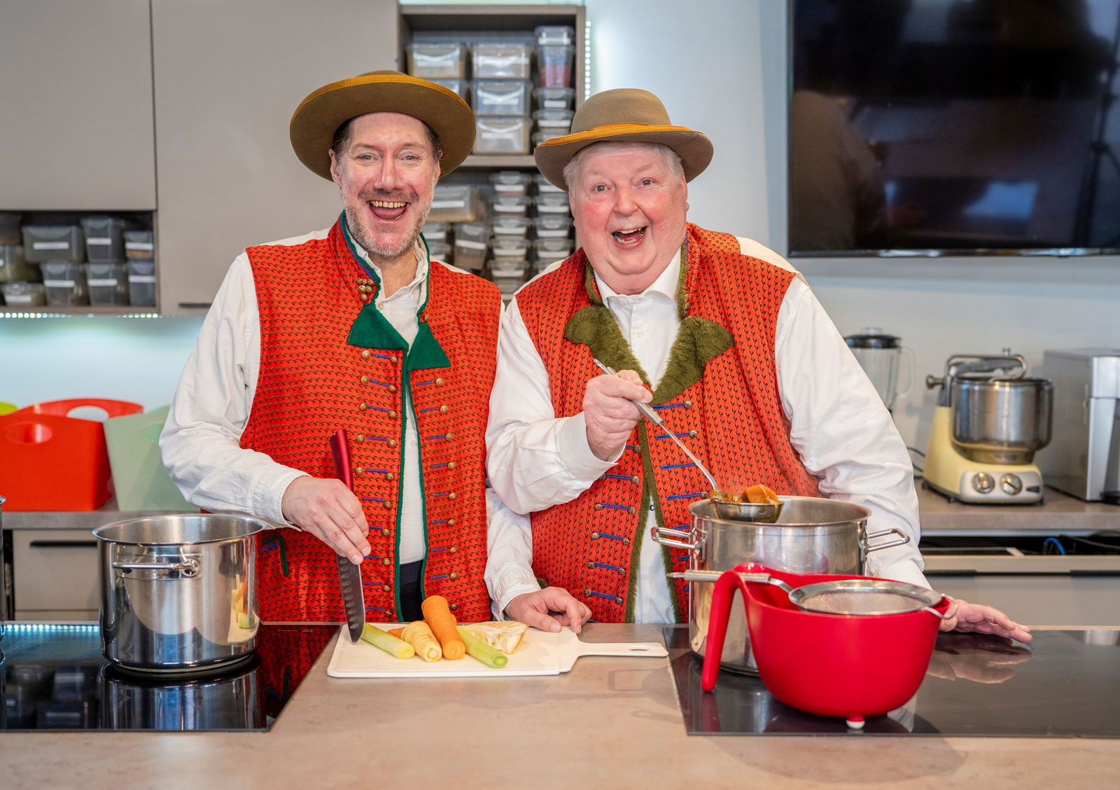 Gemeinsam kochen und singen - in Frankfurt gab das Duo aus dem «Wildecker Herzbuben» Wolfgang Schwalm und dem Fernsehkoch Mirko Reeh eine Kostprobe. 