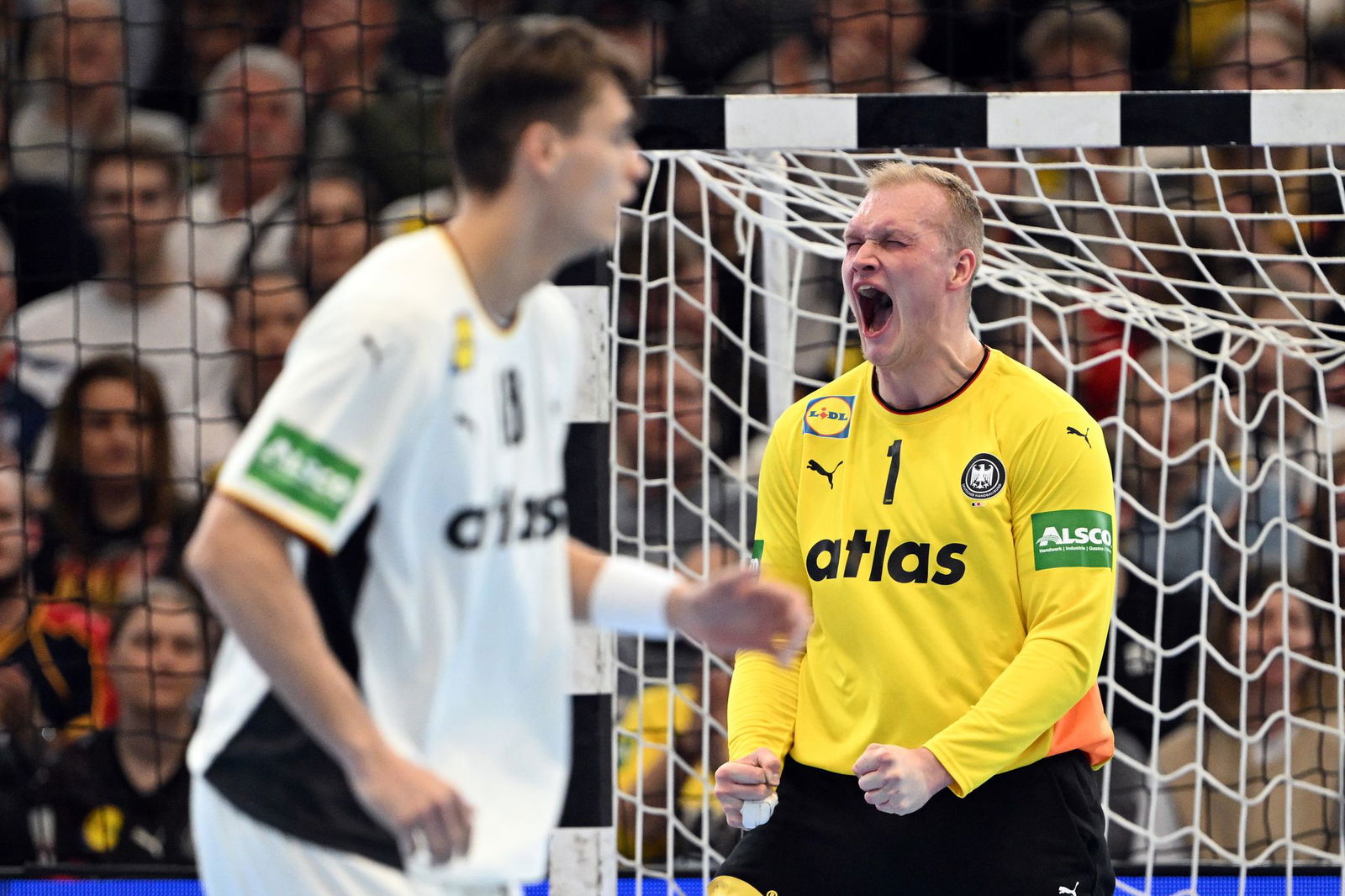 Torwart David Späth bejubelte einen spektakulären Sieg.