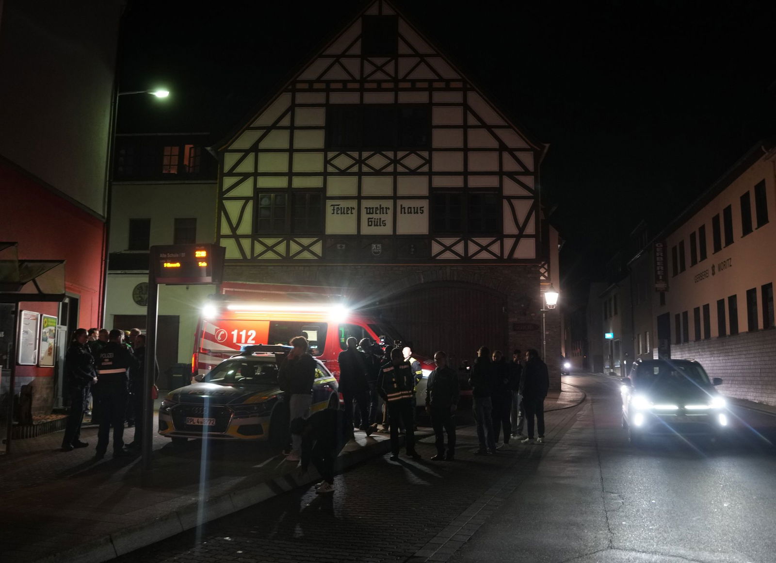 An dem Dach des Gebäudes in Koblenz entstand ein fußballgroßes Loch.