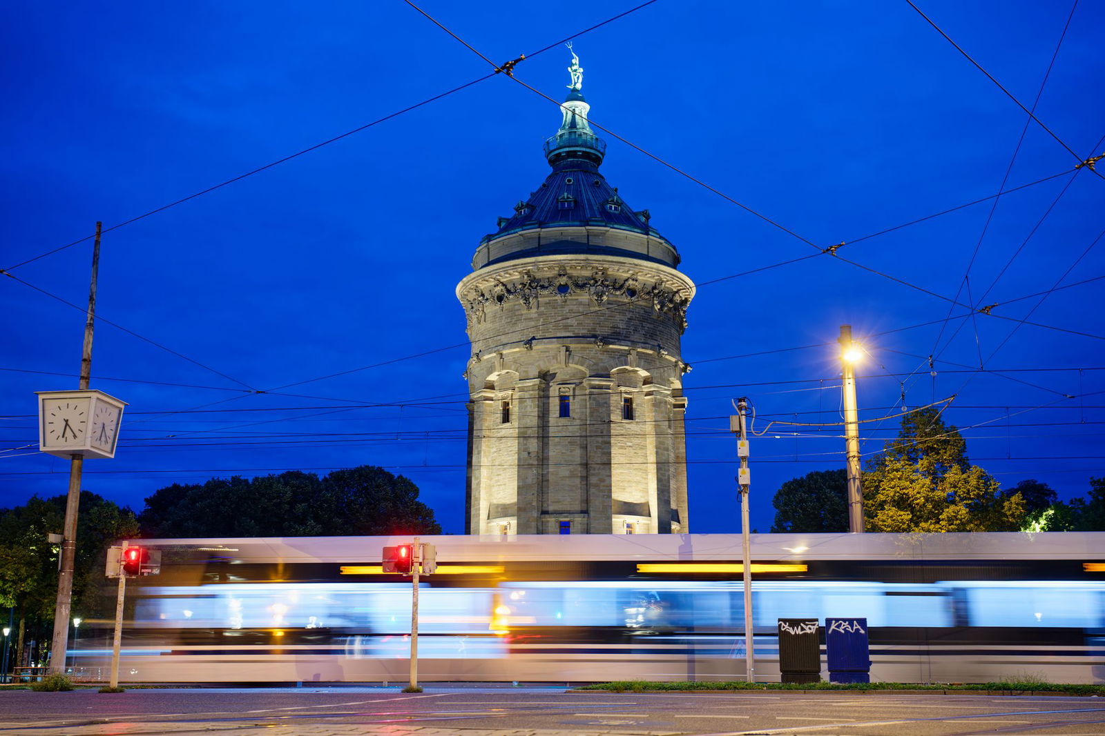 In Mannheim prallen zwei Straßenbahnen zusammen. (Symbolbild)