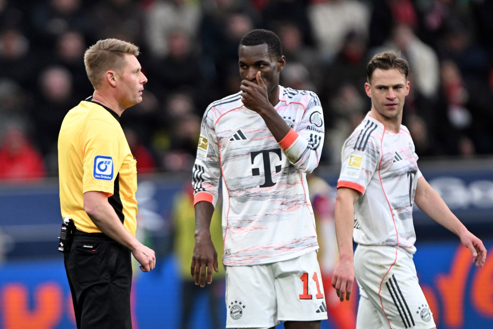 Turbulentes Spiel in Leverkusen: Bayern-Stürmer Nicolas Jackson (M) sah die Rote Karte.