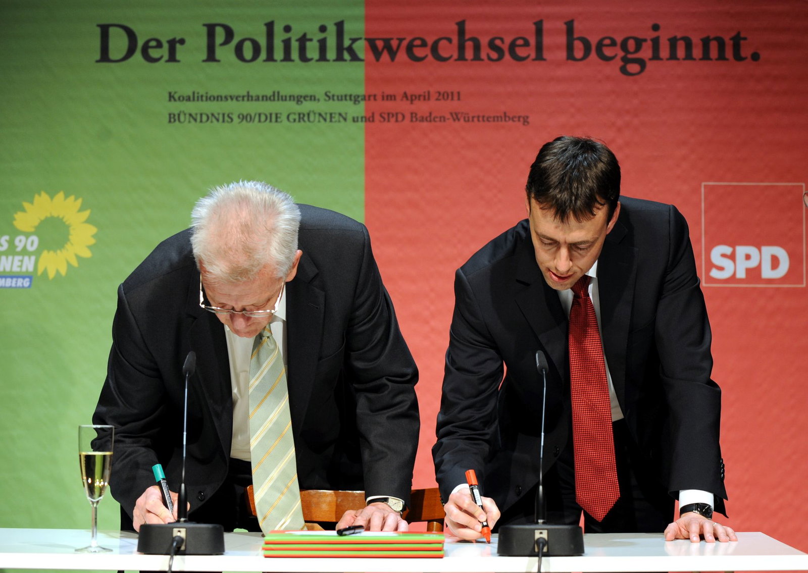Kretschmann und Schmid bei der Unterschrift des Tisches 2011. (Archivfoto)