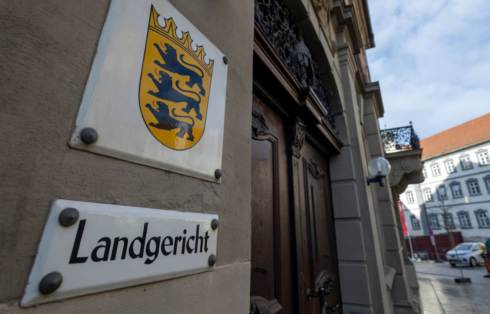 Eine Seniorin steht ab Donnerstag wegen Mordes an ihrem Ehemann vor Gericht. (Archivbild) 