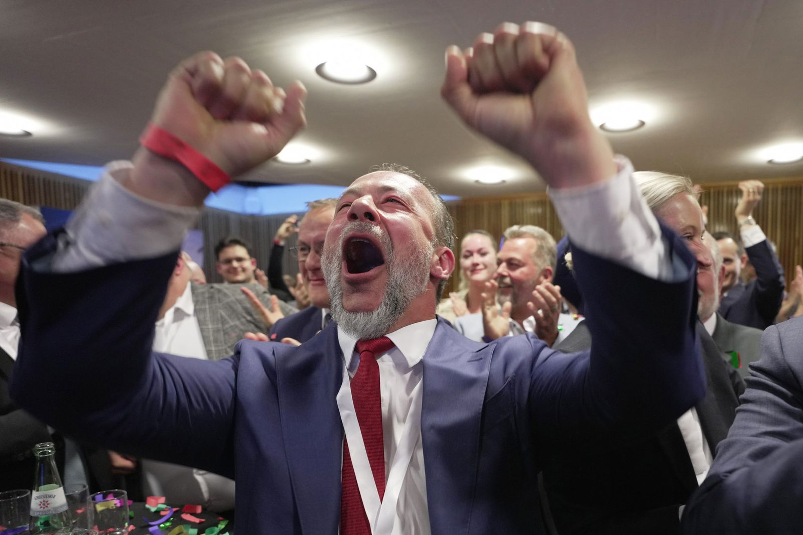 AfD-Spitzenkandidat Bollinger jubelt über das Ergebnis der Partei.