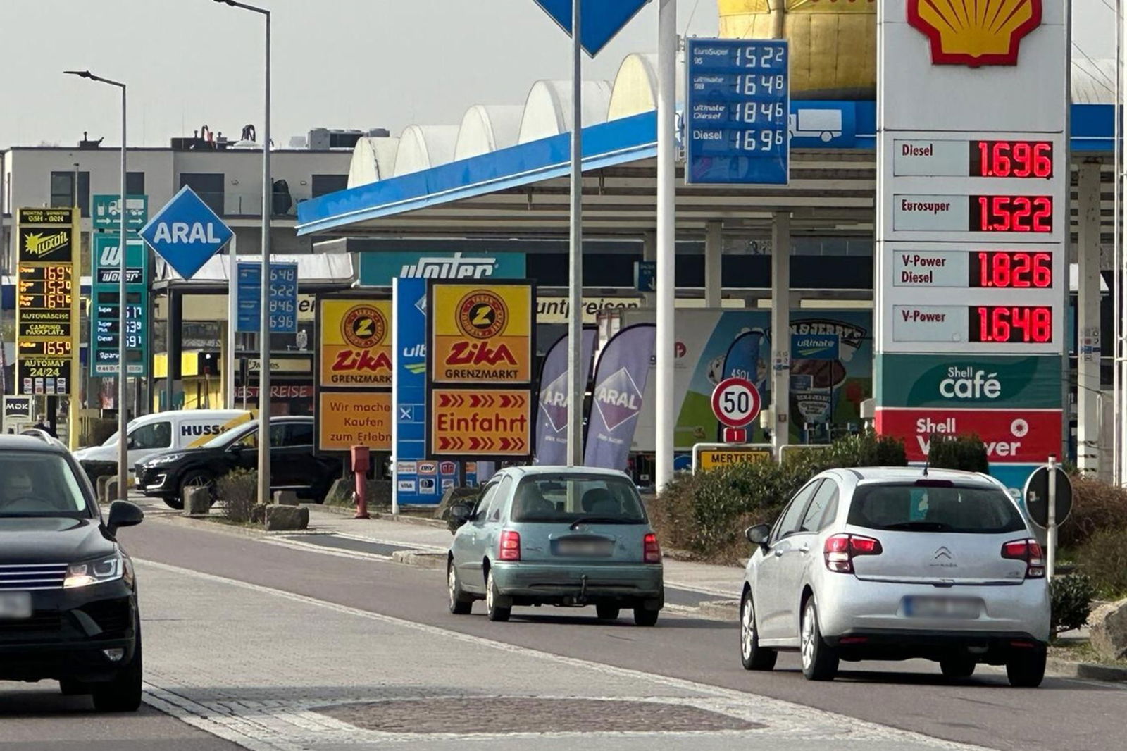 Wegen günstigerer Preise fahren viele Deutsche zum Tanken nach Luxemburg.