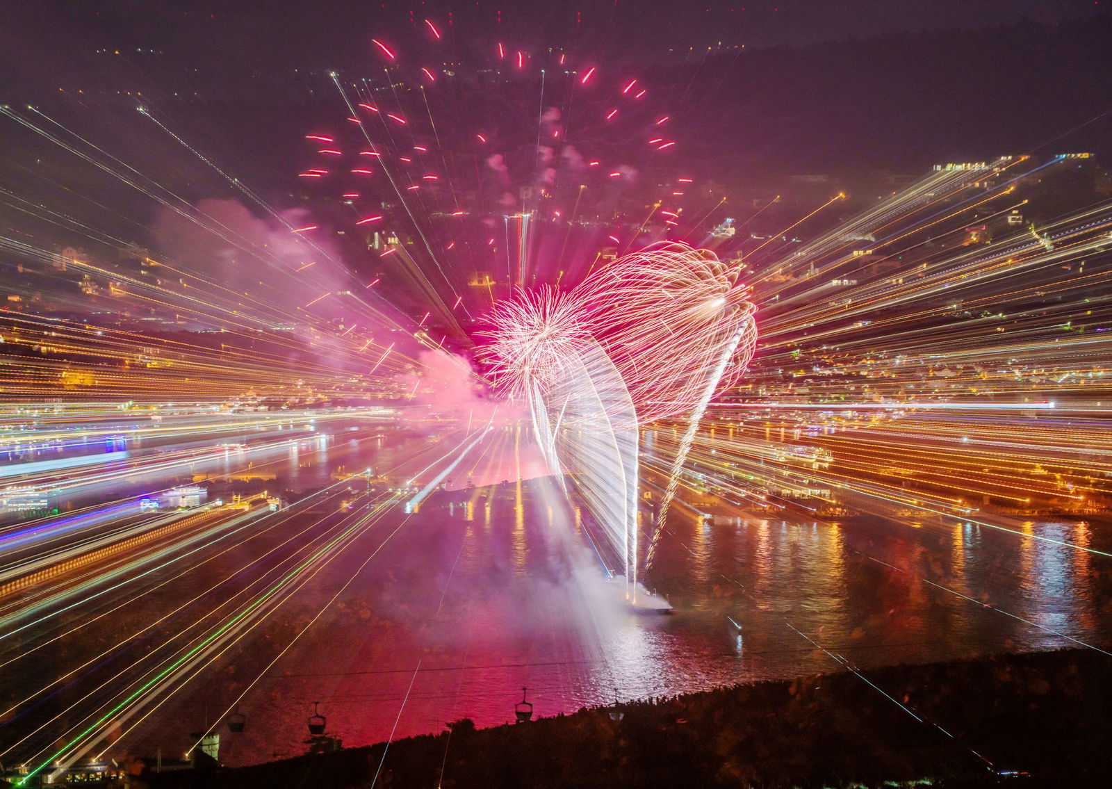 Das alljährliche Sommerspektakel «Rhein in Flammen» in Rüdesheim und Bingen wollen am 4. Juli auch Winzer als farbenprächtige Kulisse für ein Weinevent im Rheingau nutzen. (Archivbild) 