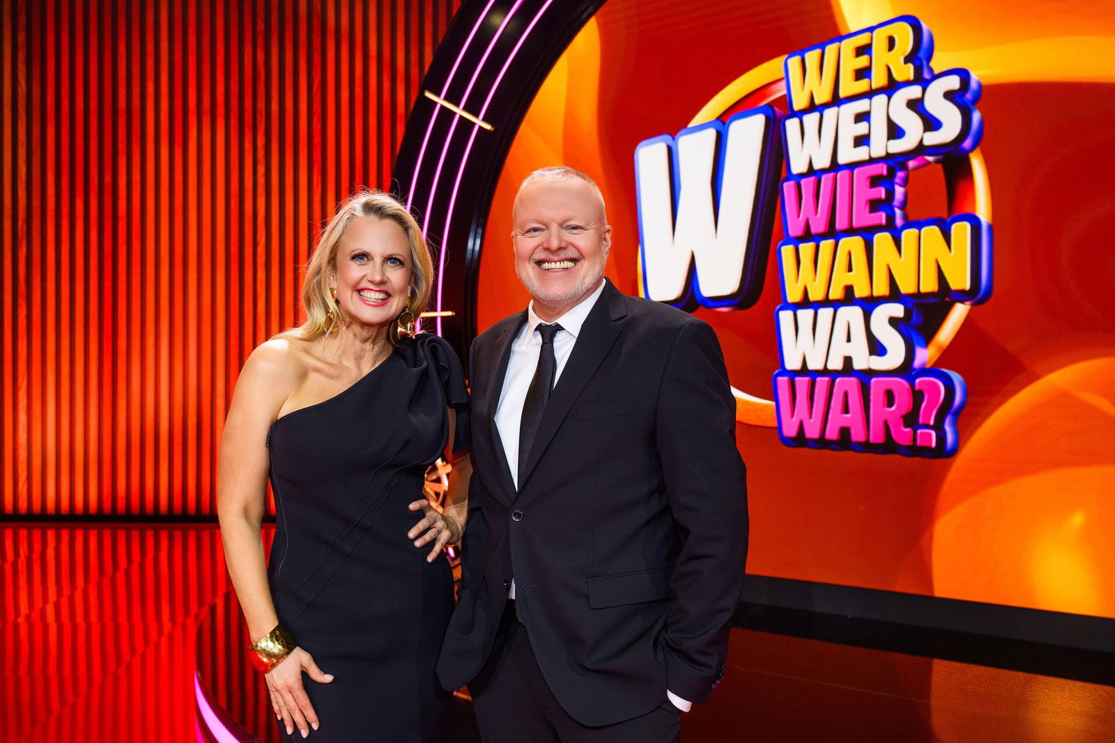 Barbara Schöneberger und Stefan Raab überraschen in ihrer neuen Show immer wieder in besonderen Outfits.