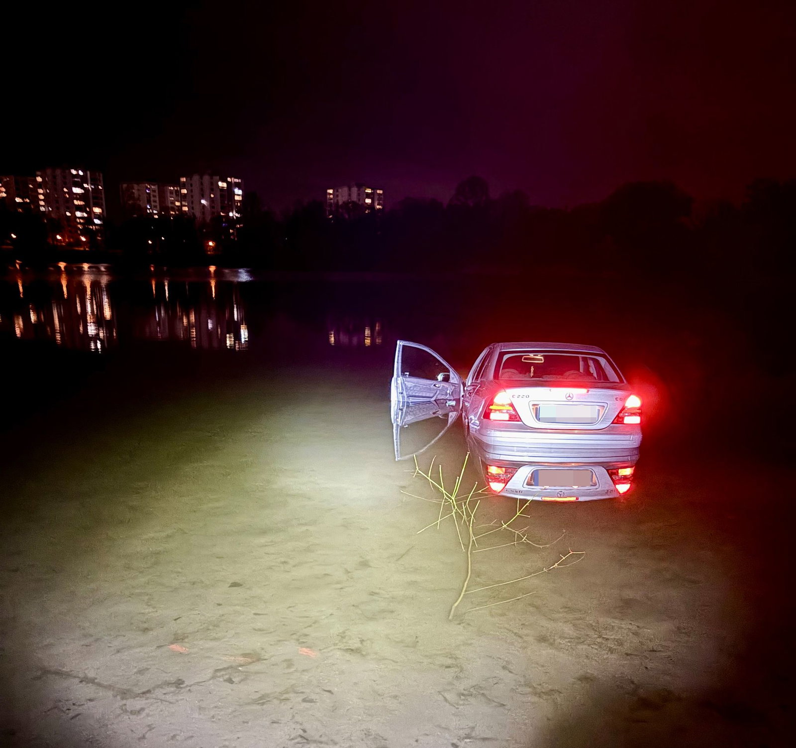 Das Auto ist in den See gerollt und dort stehen geblieben.