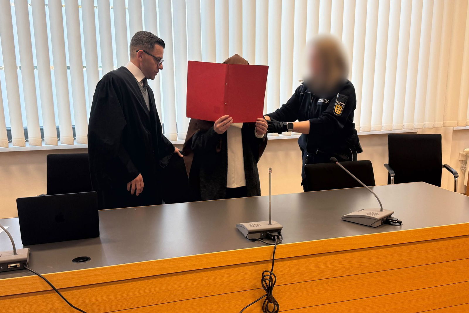 Eine Frau soll sich jahrelang als Lehrerin in Heidelberg und Homburg ausgegeben haben - früher war sie auch schon in Rheinland-Pfalz tätig gewesen und verurteilt worden. 