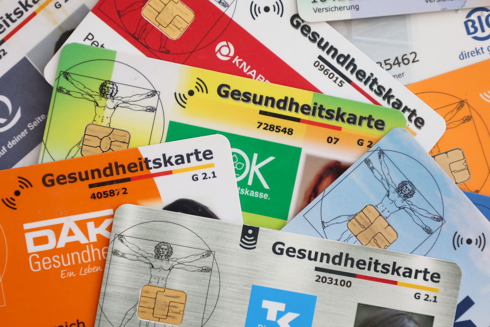 Im Jahr 2025 standen bei den gesetzlichen Krankenkassen Einnahmen von 355,9 Milliarden Euro Ausgaben von 352,4 Milliarden Euro gegenüber. (Symbolbild)