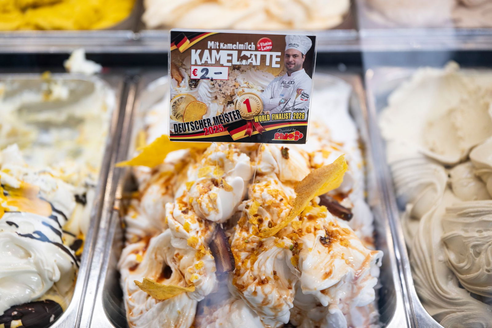 Kamelmilch-Eis liegt im Eiscafe Rino in der Auslage. 