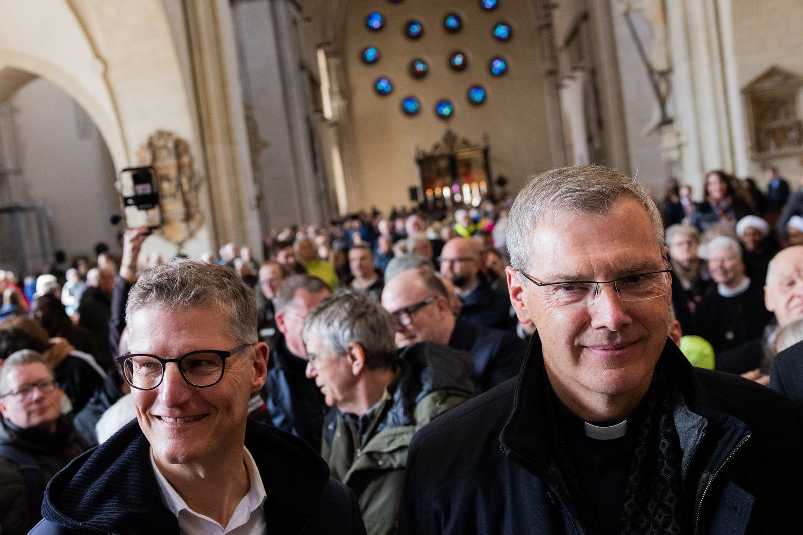 Münsters Oberbürgermeister Tilmann Fuchs (Grüne) war unter den Besuchern im Dom und begrüßte den gerade ernannten Bischof.