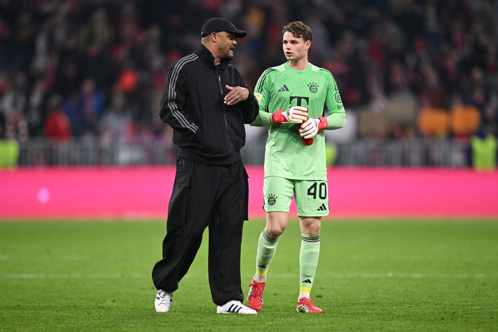 Trainer Vincent Kompany wird auch in Bergamo auf Torhüter Jonas Urbig (r) setzen. 