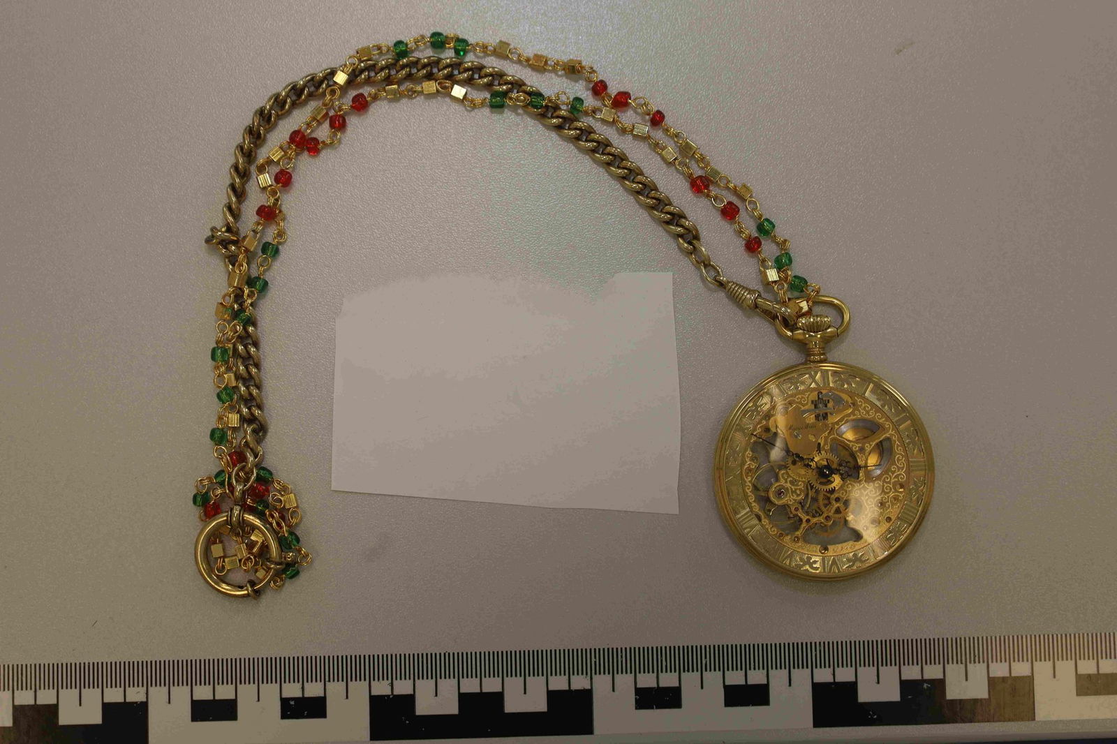 Eine Taschenuhr an einer Goldkette, die als Diebesgut gefunden wurde