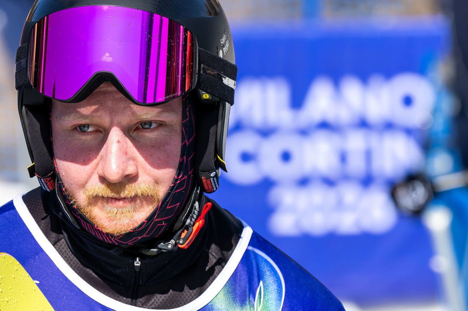 Snowboarder Christian Schmiedt trägt bei der Abschlussfeier die deutsche Fahne. (Archivbild)