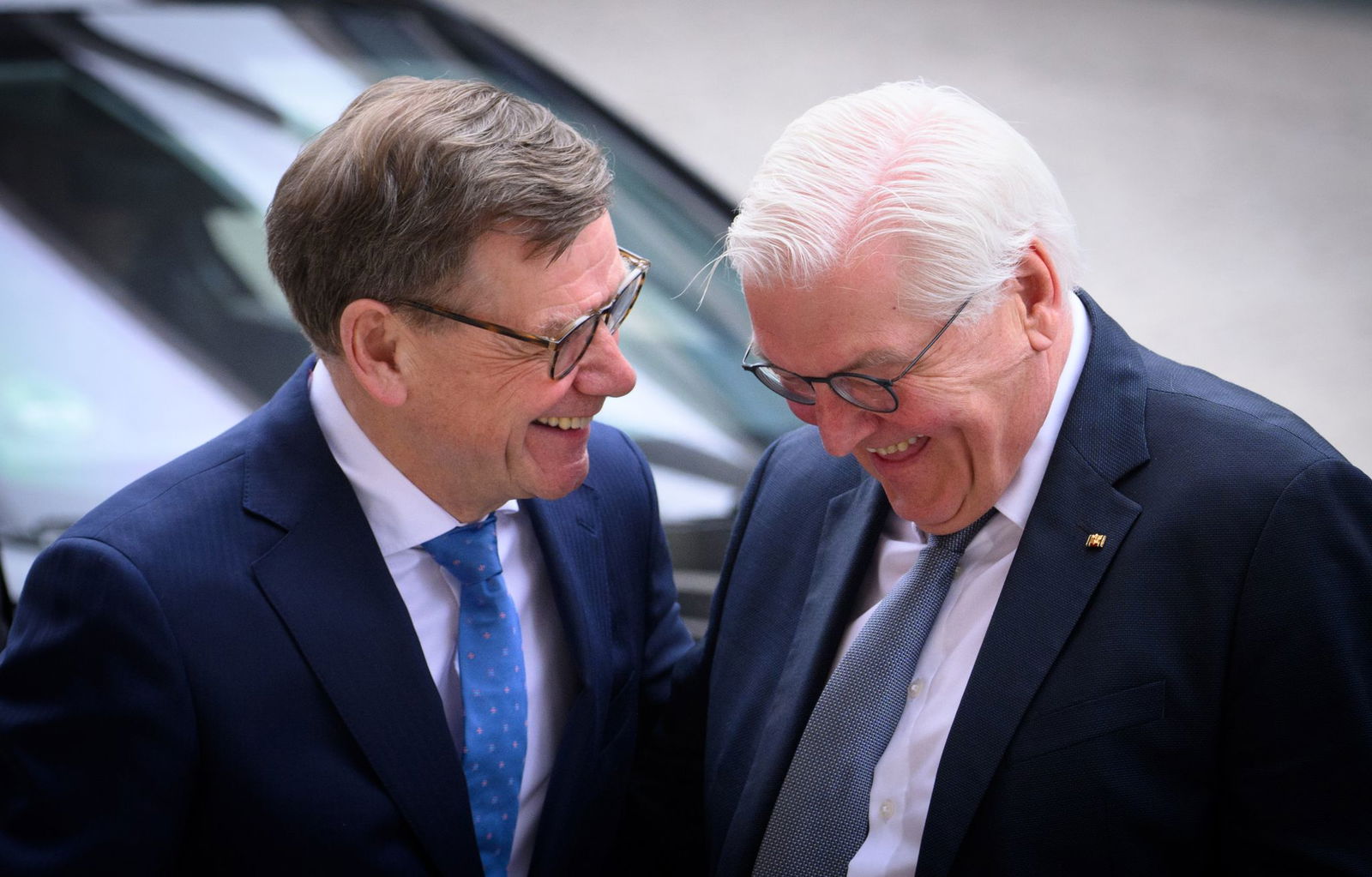 Außenminister Johann Wadephul (l., CDU) und Bundespräsident Frank-Walter Steinmeier verstehen sich beim Festakt zur Wiedergründung des Auswärtigen Amts nach dem Zweiten Weltkrieg vor 75 Jahren offensichtlich bestens. 