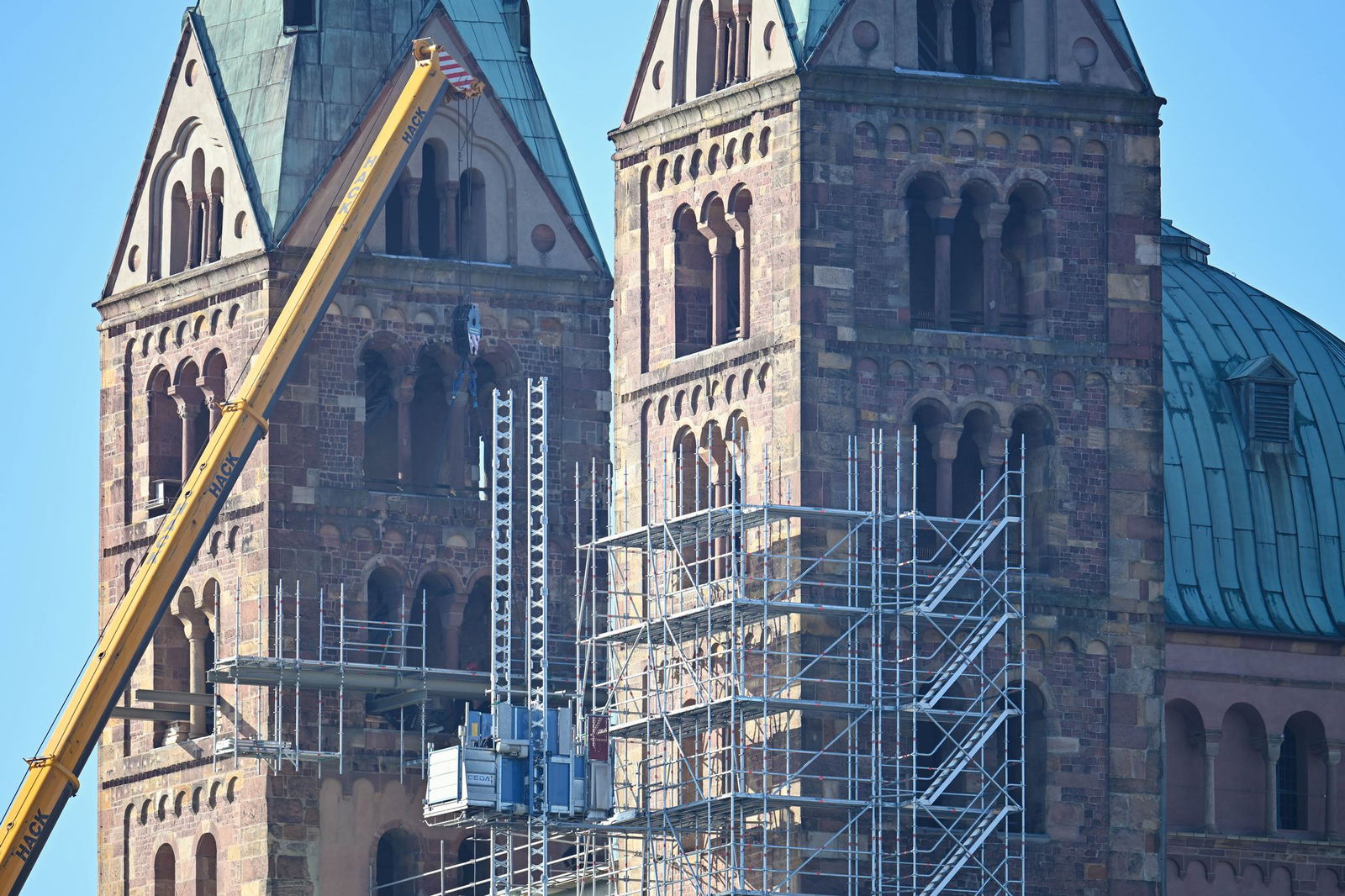 Restauratoren sorgen mit Gerüst, Mörtel und Präzision für den Erhalt des Speyerer Doms. (Archivbild)