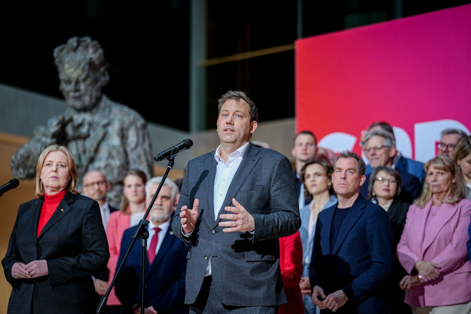 Klingbeil versammelt seine Truppen hinter sich. 