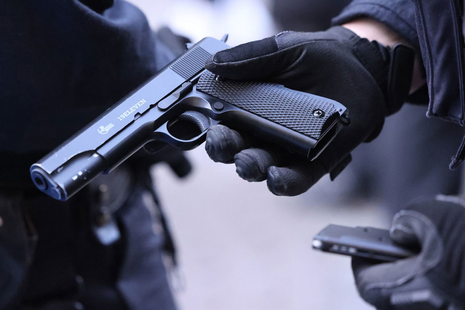 Softair-Waffen können echten Waffen täuschend ähnlich sein. (Symbolbild)