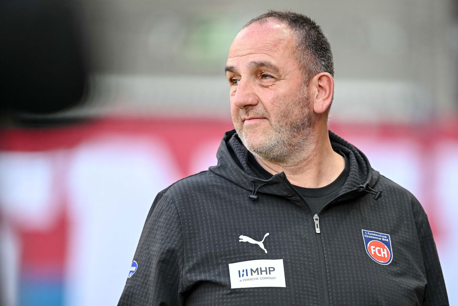 Trainer Frank Schmidt muss in Heidenheim eine fast aussichtslose Situation moderieren.