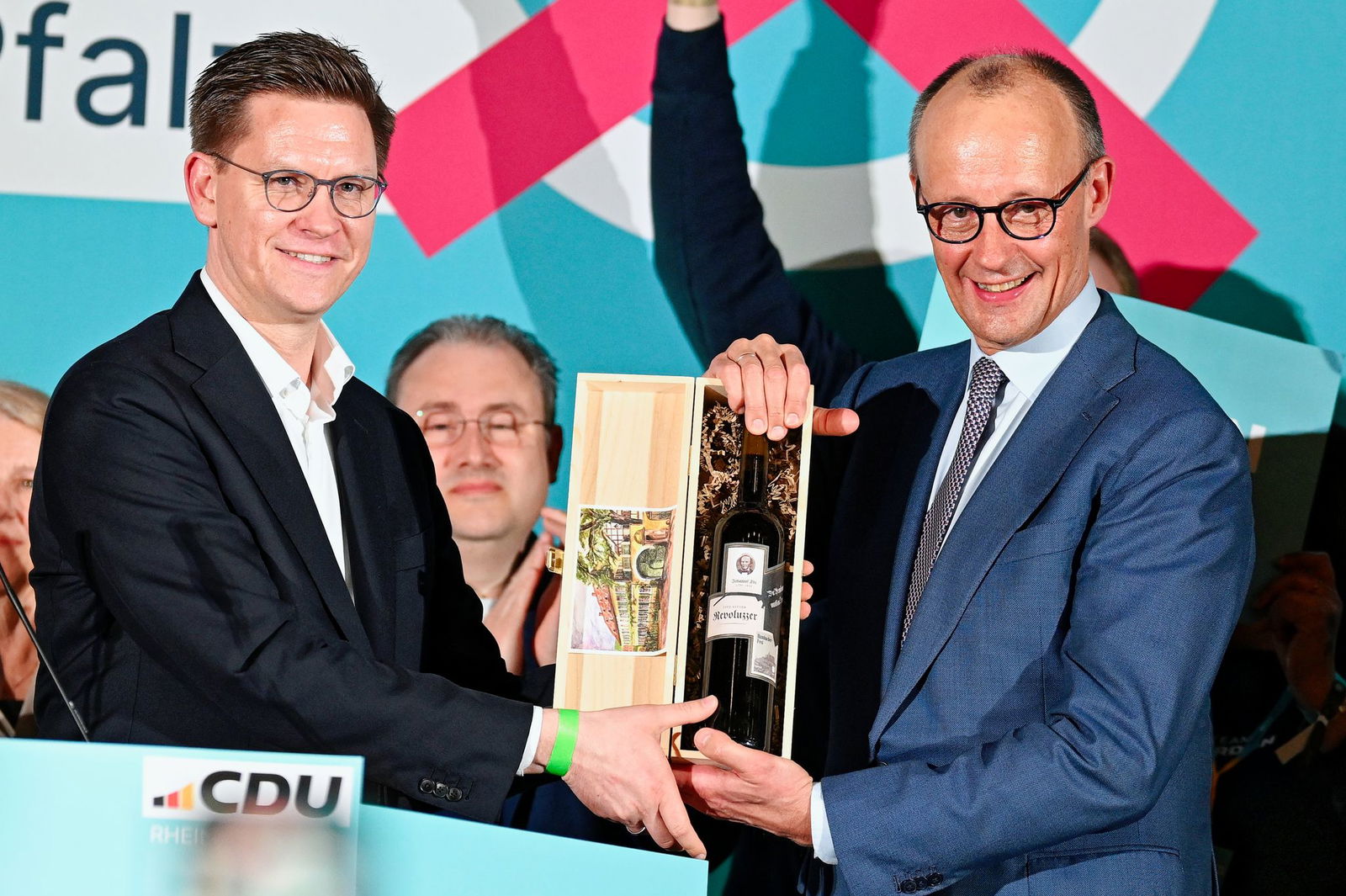 Beim CDU-Wahlkampabschluss überreichte Generalsekretär Steiniger Kanzler Merz eine Flasche Wein mit der Aufschrift «Revoluzzer».