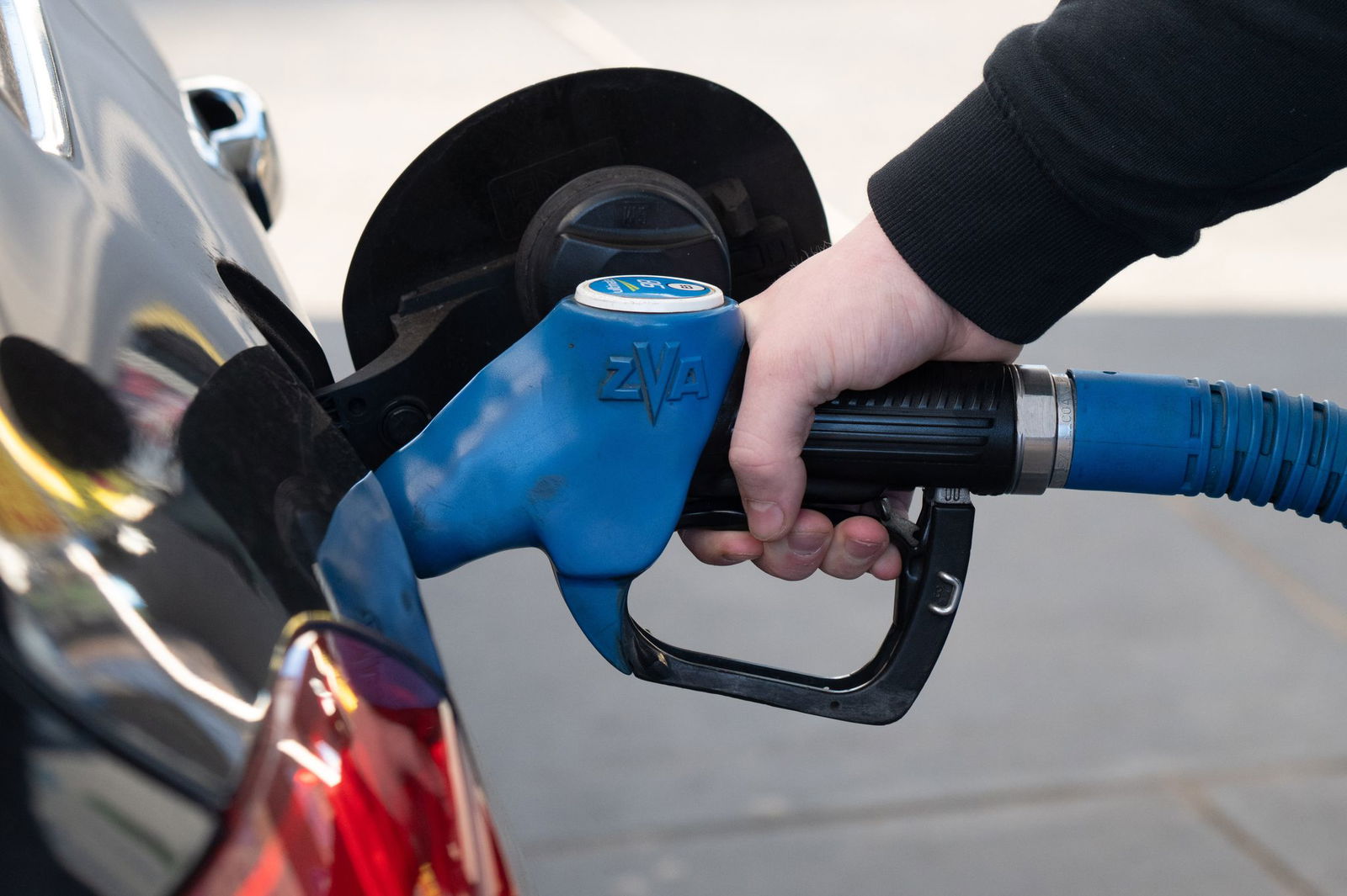 Eine Tankstellen-Mitarbeiterin in Luxemburg sagt, es seien in den letzten Tagen mehr Tankkunden gekommen. (Archivbild)