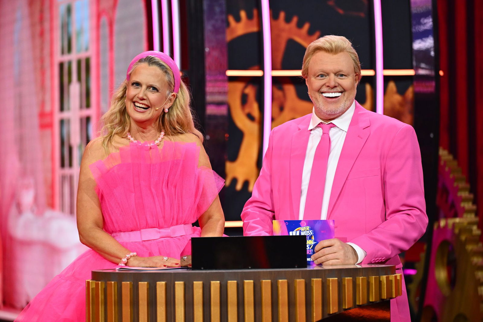 Ganz in Pink: Barbara Schöneberger und Stefan Raab spielen Barbie und Ken. (Handout)