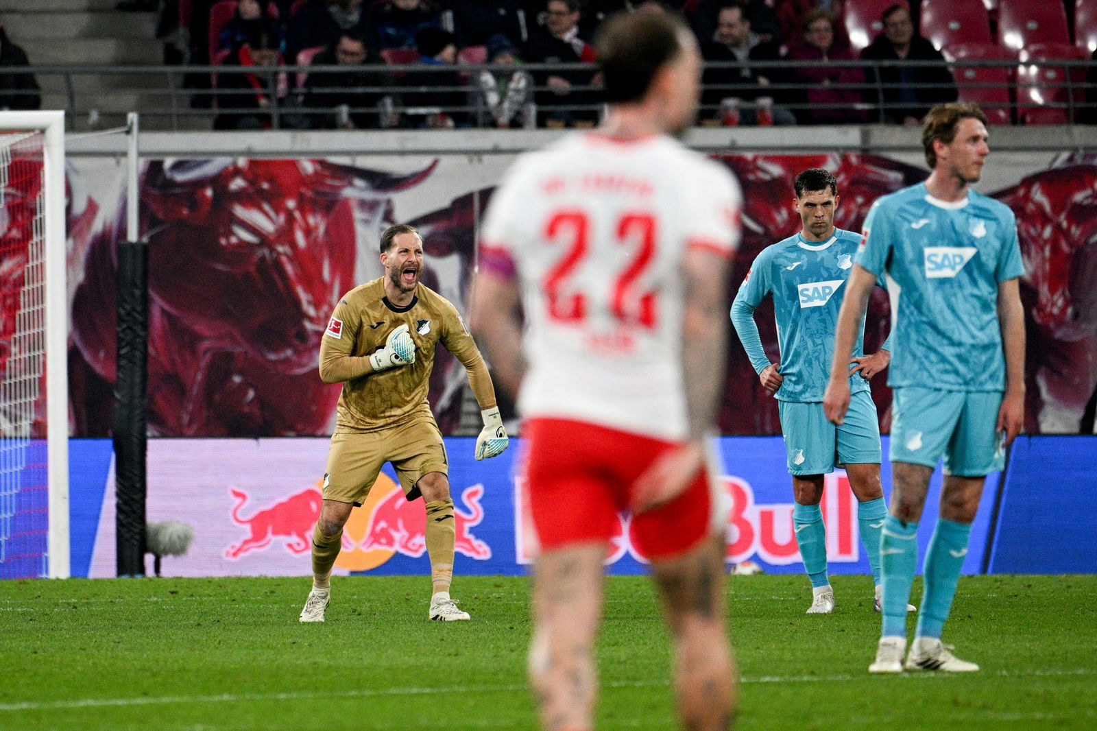TSG-Torwart Oliver Baumann (l.) versucht seine Teamkollegen nach einem Gegentreffer verbal wachzurütteln. 