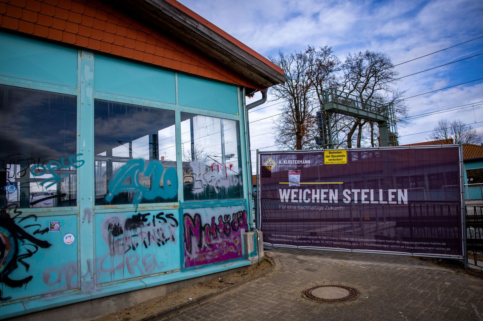 Eine Bahnbaustelle in Karstädt in Brandenburg. Nach Berechnung des Ifo-Instituts floss 2025 ein großer Teil der für Investitionen in die Infrastruktur vorgesehenen Milliardenschulden des Bundes in das Stopfen von Haushaltslöchern. (Archivbild) 