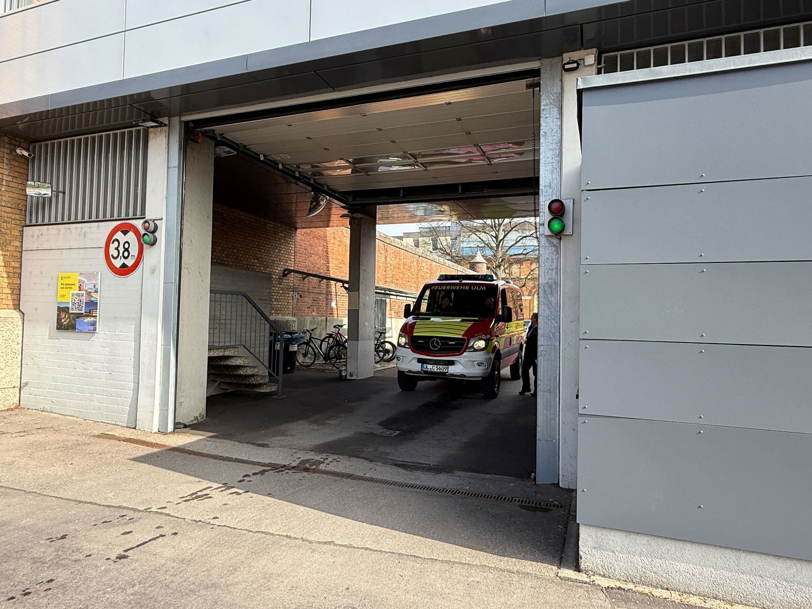 Feuerwehrleute löschten den Brand in der Werkstatt. 