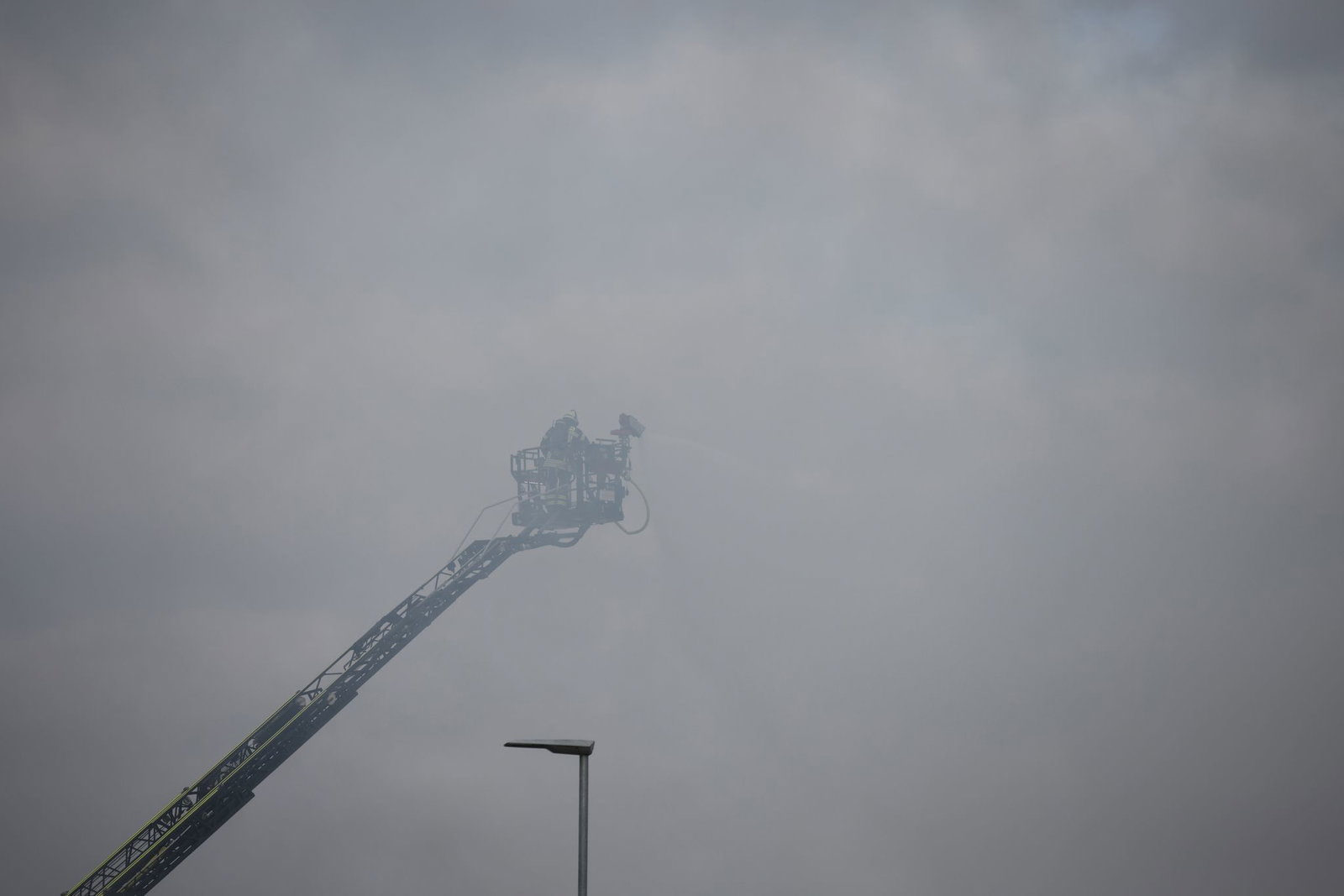 Auch am Vormittag nach dem Feuer kämpfte die Feuerwehr gegen Glutnester.