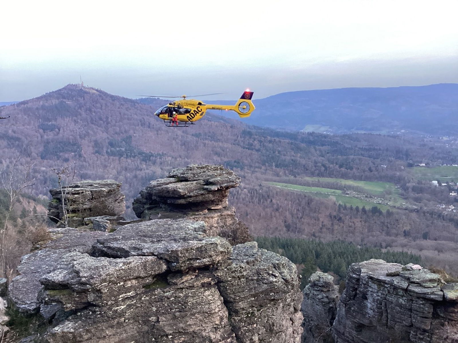 Der Mann wurde mit einem Rettungshubschrauber ins Krankenhaus geflogen. 