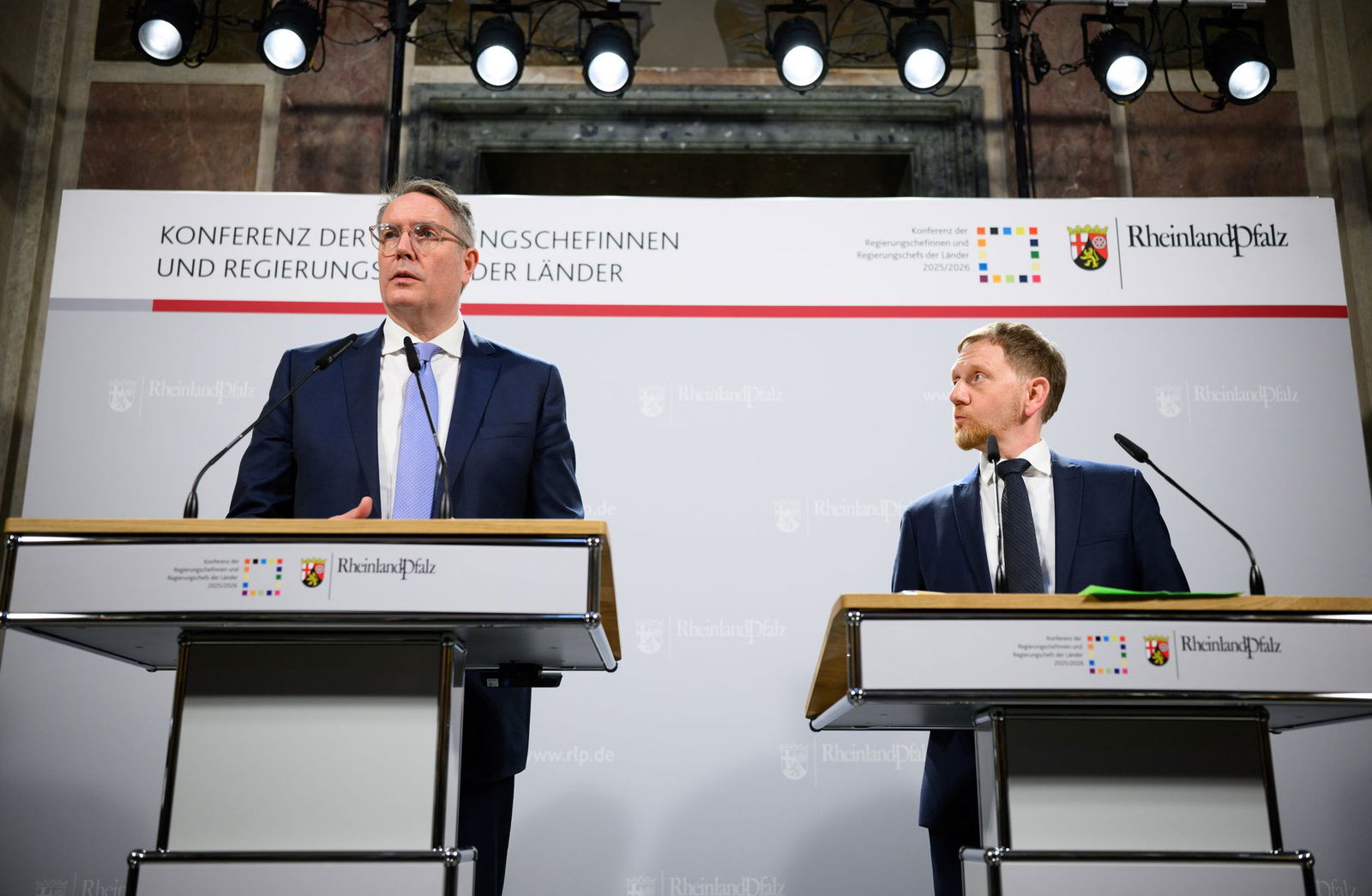 Die Regierungschefs von Rheinland-Pfalz und von Sachsen, Alexander Schweitzer (SPD) und Michael Kretschmer (CDU) stellten die Ergebnisse der Ministerpräsidentenkonferenz vor. 