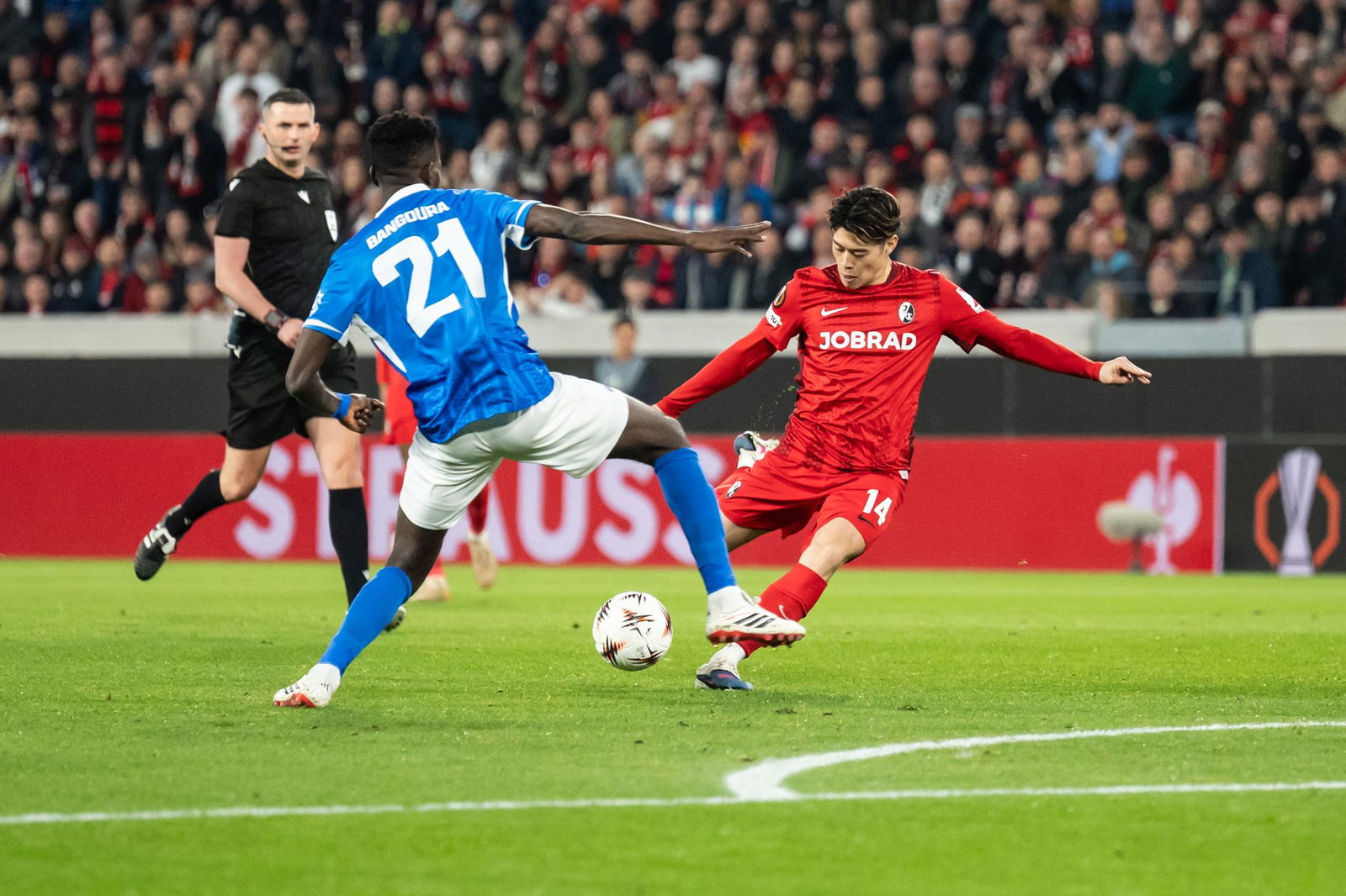 Der SC Freiburg machte Mitte der ersten Halbzeit viel Druck - wie hier Suzuki (r).
