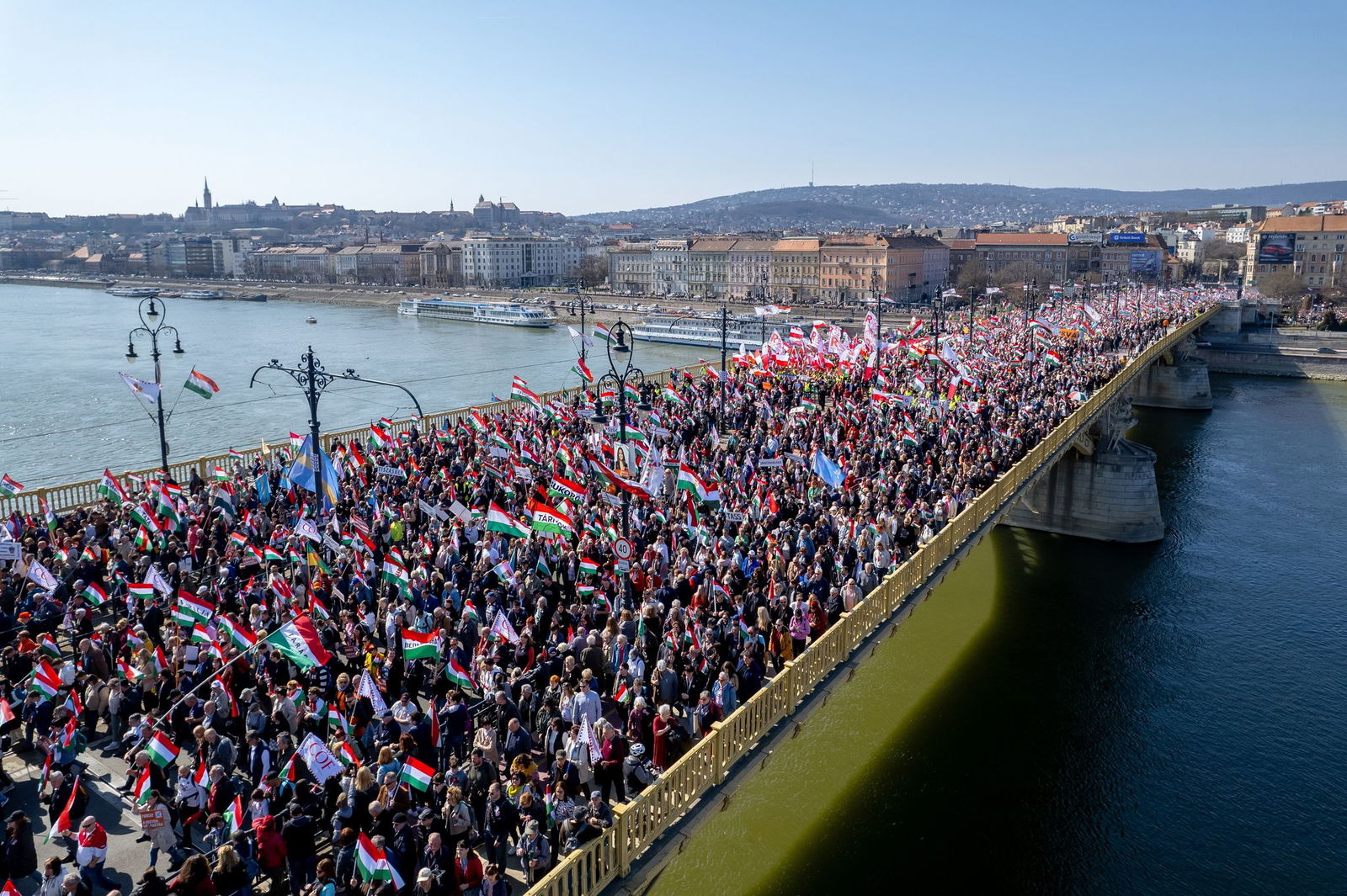 Eine große Menschenmenge zog zur Kundgebung des amtierenden Ministerpräsidenten Viktor Orban. 