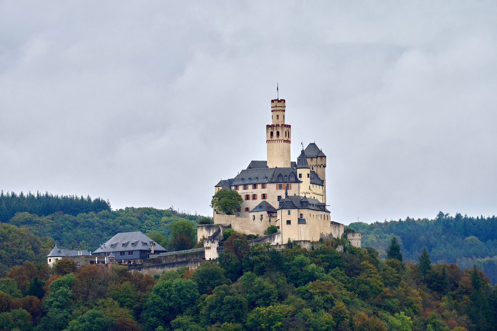Die Marksburg ist die einzige unzerstörte Höhenburg am Rhein. (Archivbild)