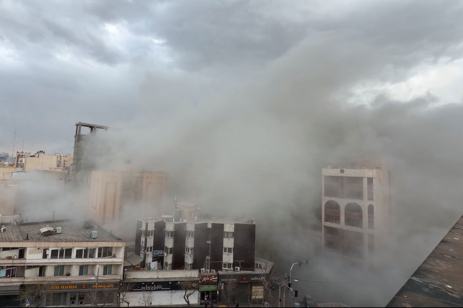 Straße voller Rauch nach einer Explosion in Teheran. (Archivbild)