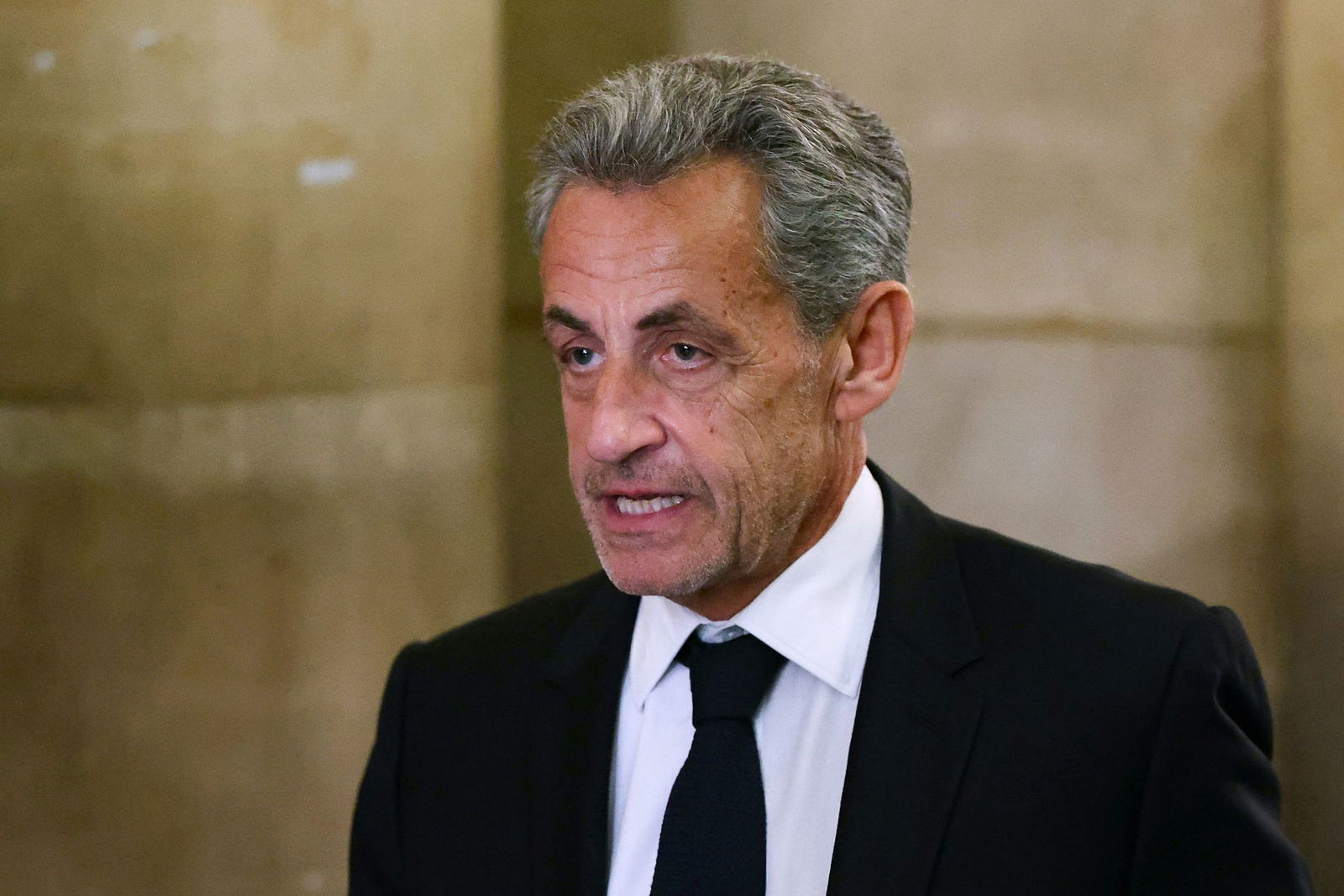 Sarkozy weist die Vorwürfe von sich und kämpft in Berufung gegen eine fünfjährige Haftstrafe.