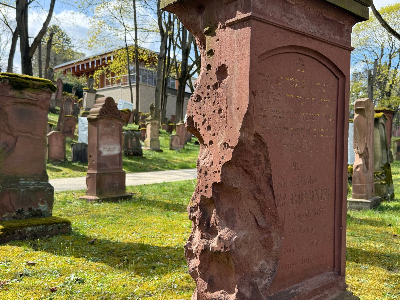 Auf einem Grabstein (vorne) sind die Inschriften wieder lesbar, auch der Sandstein wurde behandelt. 