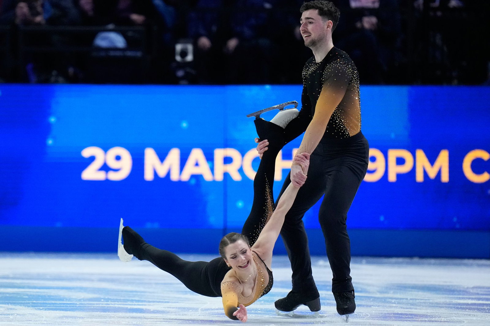 Annika Hocke und Robert Kunkel sind bei der Eiskunstlauf-WM in Prag nach einem Sturz im Kurzprogramm Zehnter.