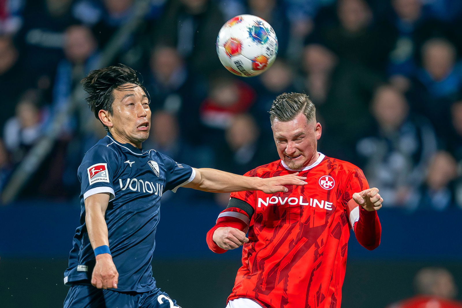  Koji Miyoshi und Marlon Ritter im Kopfballduell.