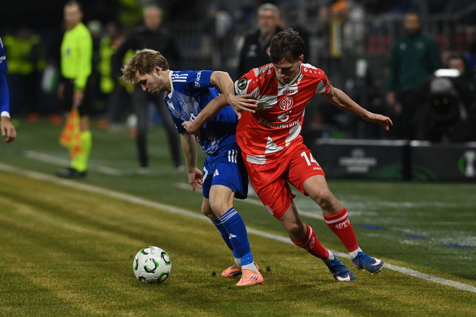 Der FSV Mainz 05 um William Bøving (r) lieferte sich ein umkämpftes Duell mit Sigma Olmütz.