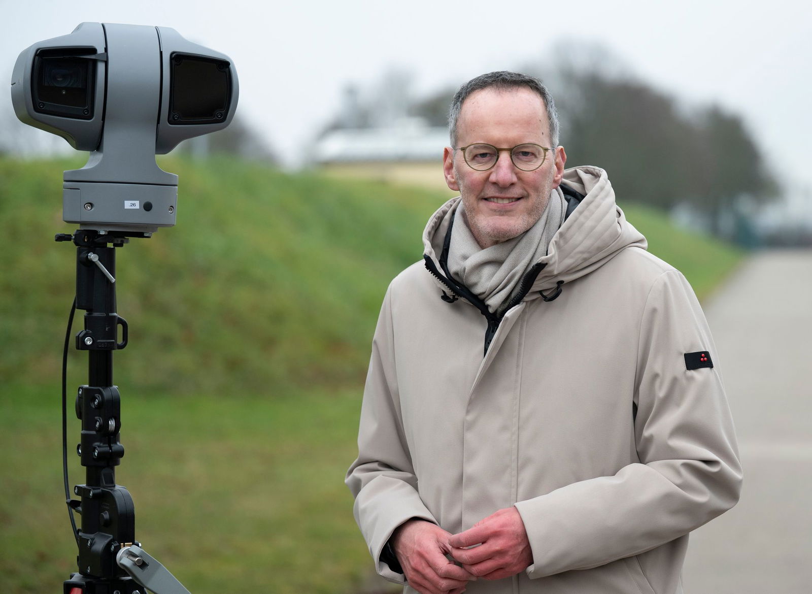 Innenminister Ebling präsentiert Technik zur Drohnenabwehr. (Archivbild)