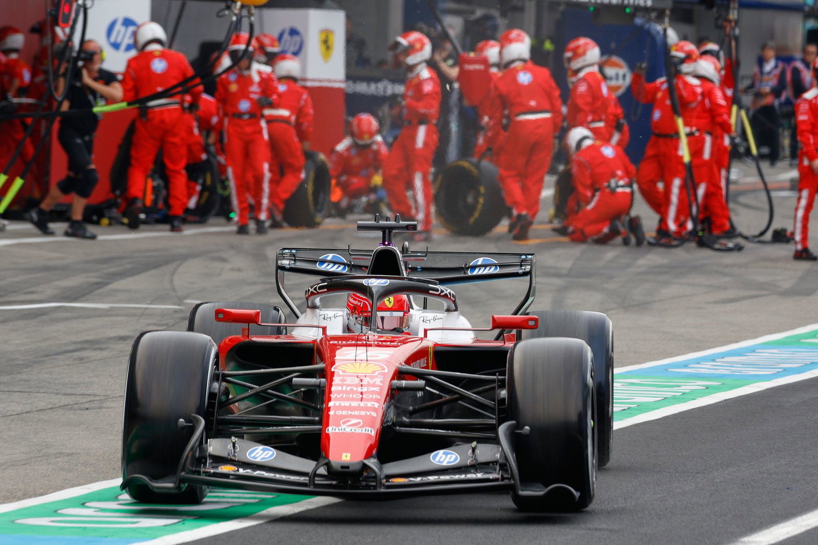 Ferrari-Pilot Charles Leclerc hofft auf viele Updates.