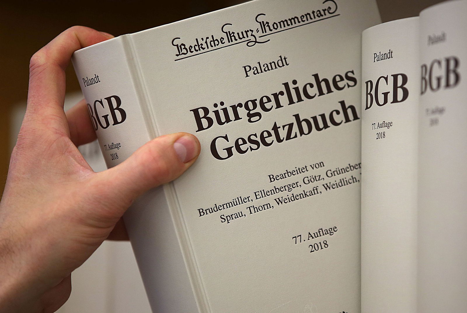 Seit 2021 ist das heimliche Filmen oder Fotografieren unter den Rock - auch «Upskirting» genannt - oder in den Ausschnitt («Downblousing») strafbar. (Symbolbild)