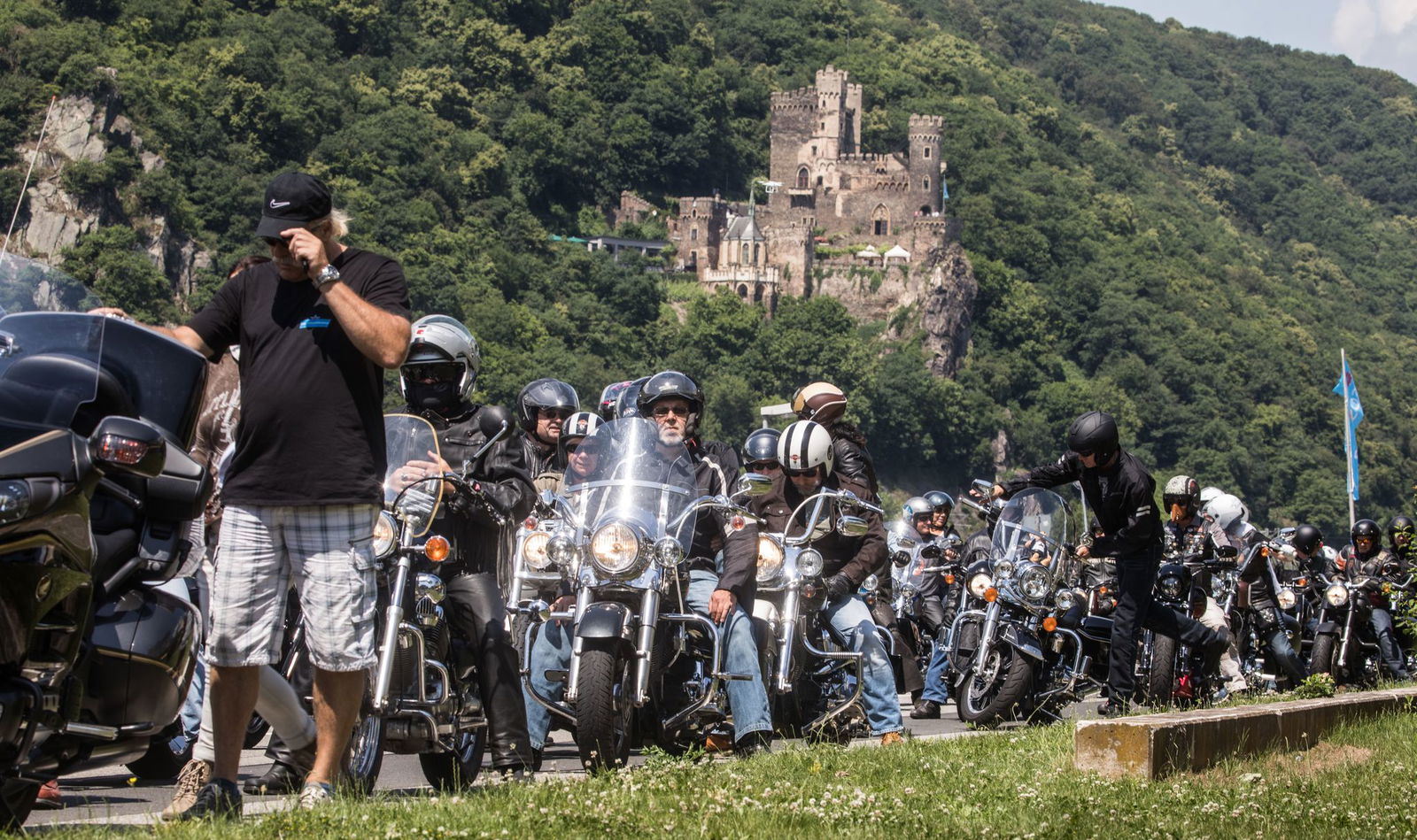 Fahrt eines früheren Magic-Bike-Treffens vorbei an der Burg Rheinstein am gegenüberliegenden Flussufer. Auch der Harley-Davidson Club Rüdesheim hilft alljährlich bei der Organisation des Biker-Spektakels im Sommer mit. (Archivbild)