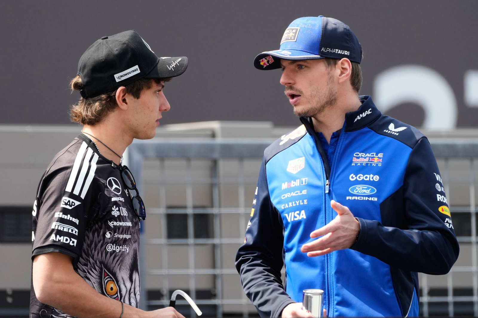 Red-Bull-Star Max Verstappen (r) fährt derzeit weit hinter Kimi Antonelli her.