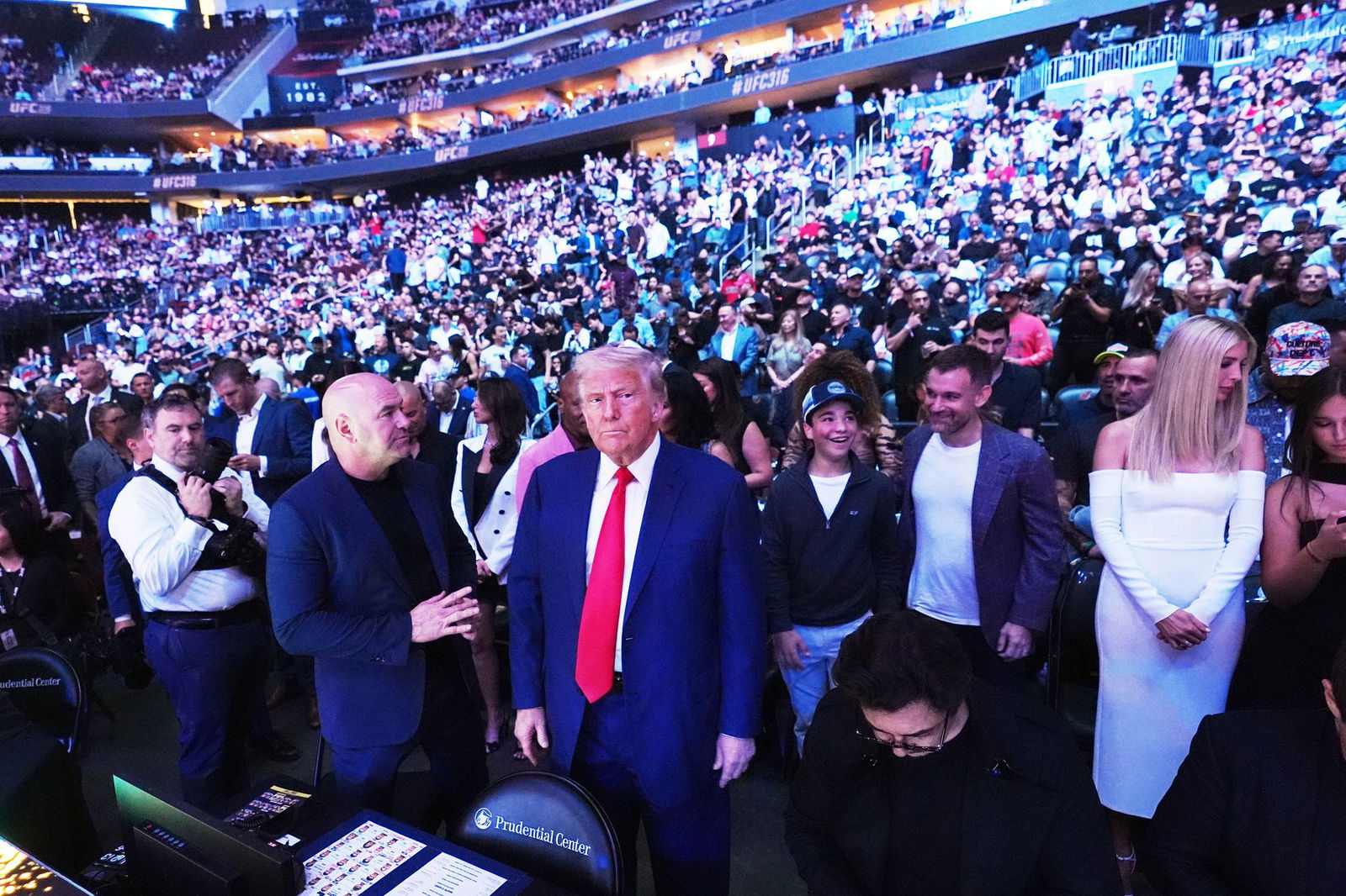 US-Präsident Donald Trump - hier mit UFC-Boss Dana White - gilt als Mixed-Martial-Arts-Fan. Athleten des Kampfsports sollen nun FBI-Mitarbeiter trainieren. (Archivbild) 